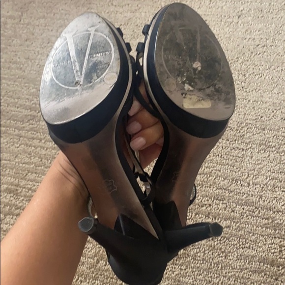 VINCE CAMUTO strappy black heels - Picture 4 of 4